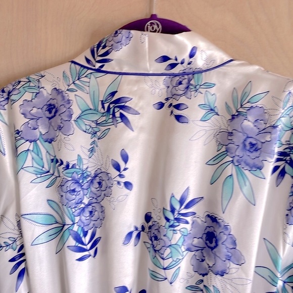 NWT MORGAN TAYLOR Satin Floral Robe Blue Purple White Women’s S/M - Picture 10 of 12